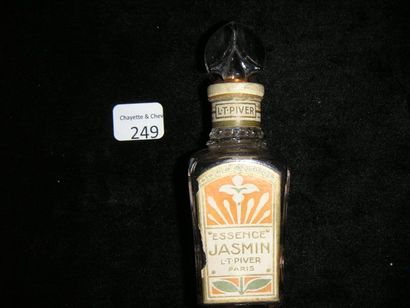 L.T. Piver «Essence Jasmin». Rare Flacon modèle «carafon» en verre incolore de section...