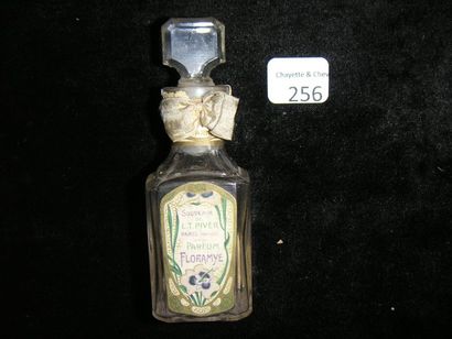 L.T. Piver «Floramye»   Rare dans cette petite taille, flacon à parfum modèle «carafon»...