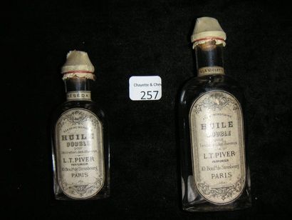 L.T. Piver «Huile Double» Deux Flacon en verre incolore destiné à contenir de l'huile...
