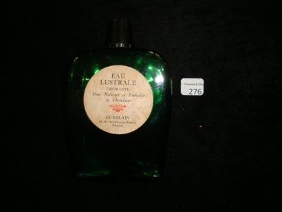 Guerlain "Eau Lustrale" Flacon en verre vert appelé «Le Flacon Vert» produit par...