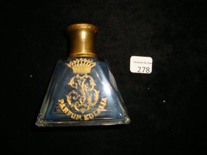 null Institut de Beauté «Parfum Eulalia» Rare Flacon en cristal taillé siglé or. ...