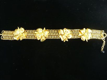 Isabel CANOVAS Collier chaîne en métal doré orné de noeuds cocardes. Signé ;