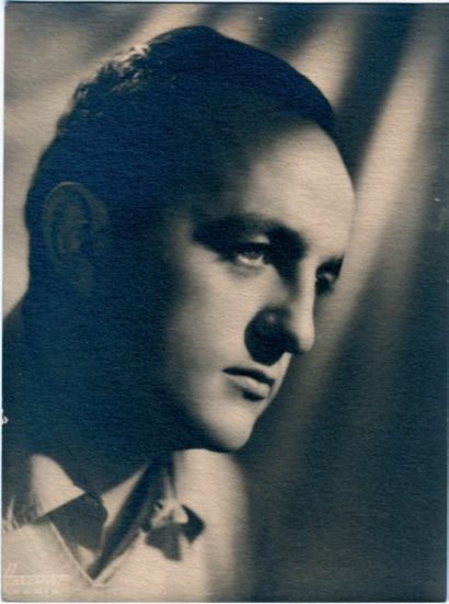 null Harcourt. Portrait de Bernard Blier, vers 1935. Tirage argentique d'époque 23,8...