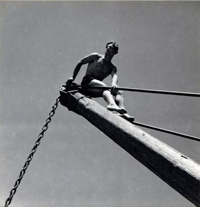 Herbert List (1903-1975). Homme sur un mât, 1936. Tirage argentique d'époque 12 x...