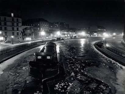 Robert Doisneau. Canal Saint-Martin, vers 1950. Tirage argentique d'époque 18 x 23,7...