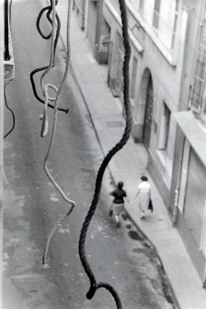 Marcel Bovis. P aris, rue Saint-Claude, vers 1950. Ti­rage argentique d'époque 23,3...