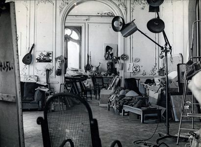 André Villers (né en 1930). Atelier de Picasso, vers 1958. Tirage argentique d'époque...