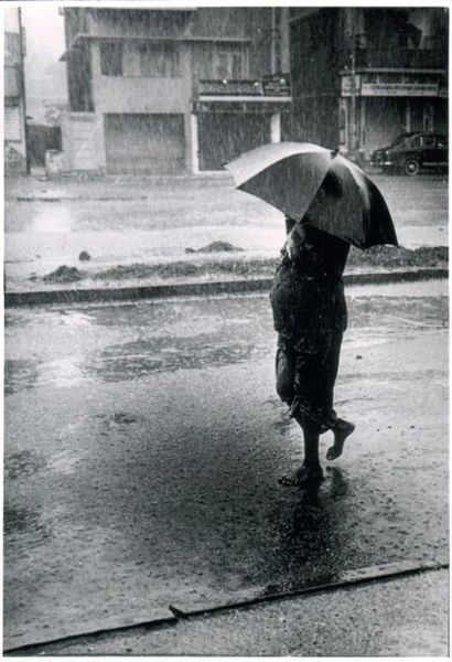 Sunil Kumar Dutt. 11 photographies de Calcutta, vers 1970. Tirages argentiques d'époque,...