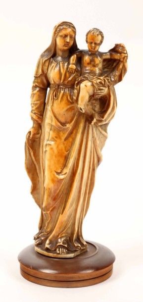 null Statuette finement sculptée en ivoire patiné.
Vierge debout portant l'Enfant...