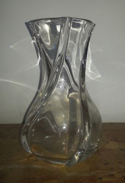 BACCARAT Vase en cristal, 4 côtes torses, signé.
H. 26 cm.