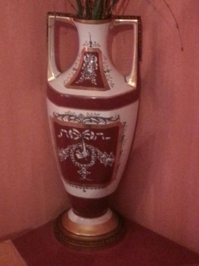 null Grande coupe ovale et urne décoratives en porcelaine de Naples polychrome et...