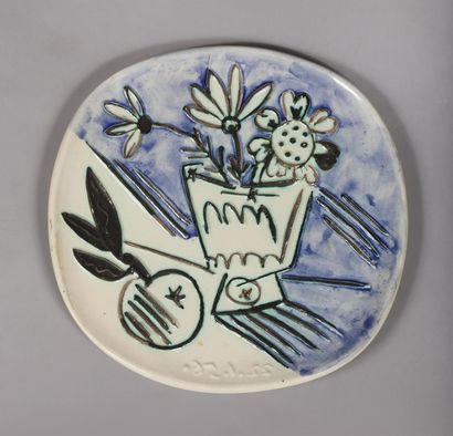 Pablo Picasso (1881-1973) Bouquet à la pomme Assiette en faïence de Madoura de forme...
