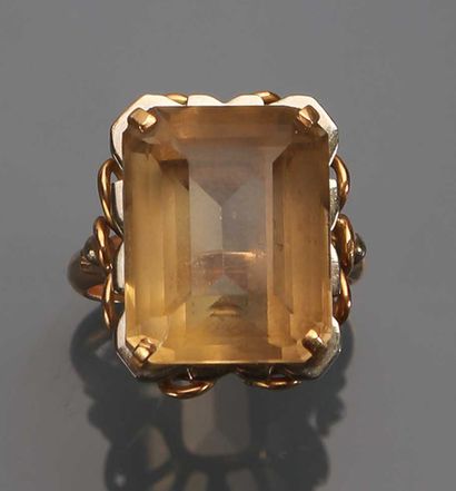 null Bague en or 18K (750°/00) ornée d'un quartz fumé taillé à degrés d'environ 12...