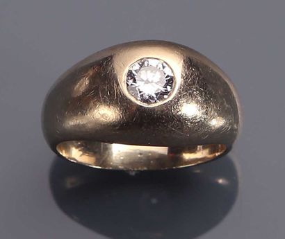 null Bague chevalière en or jaune 18 K (750°/00) sertie d'un diamant de taille brillant,...