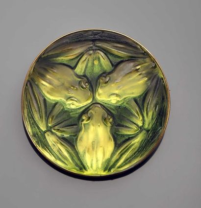 LALIQUE Broche ronde «Grenouille» en verre moulé-pressé de couleur verte sur fond...