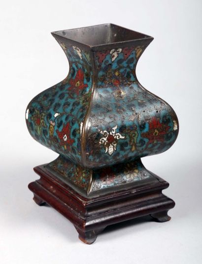 Petit vase Hu en bronze et émaux polychromes...
