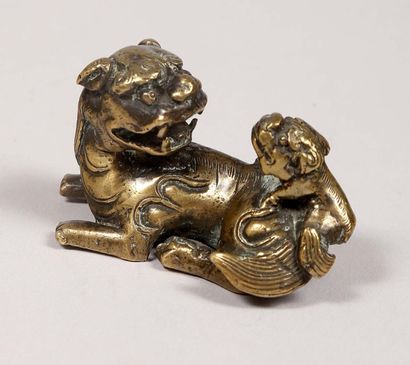 null Poids de calligraphe en bronze doré, représentant un lion accompagné de son...