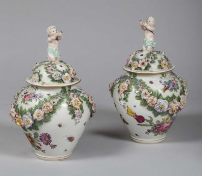 null Paire de vases couverts en porcelaine allemande polychrome. Décor floral peint...