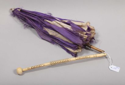 null Une ombrelle, manche en ivoire, soie violette très accidentée, XIXème s
