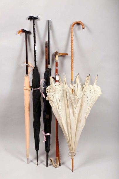 null Un lot: une ombrelle, manche en bois, broderie anglaise, 2 sticks ou cravaches...