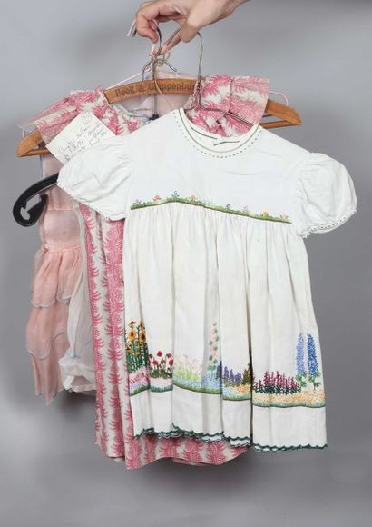 null Quatre robes de fillette, organdi rose, coton rouge et brodées, vers 1920
