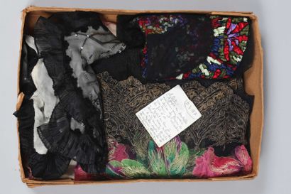 null Un lot: une jupe en dentelle mécanique noire à décor de fleurs de couleurs et...