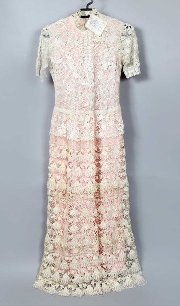 null Une robe longue en Irlande sur fond rose, début du XXème siècle