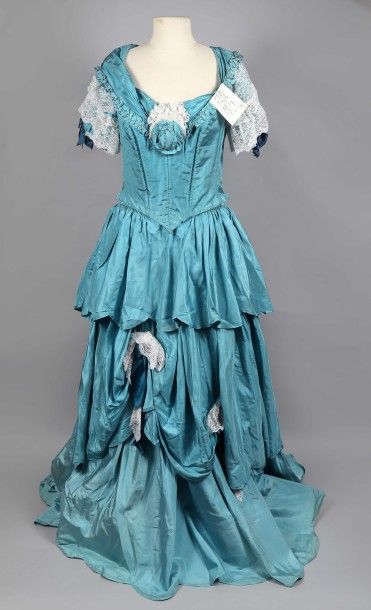 null Une robe style XIXème (costume de théâtre) en soie bleue à volants de dentelle...