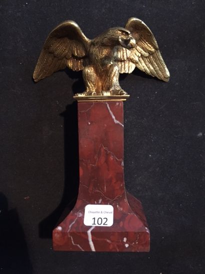 null Porte-montre, Aigle en bronze doré sur une colonne en marbre. H. 18cm.