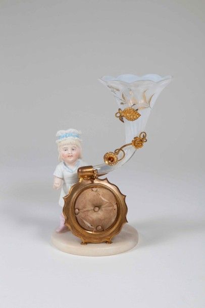 null Porte-montre, Fillette en biscuit portant une cornette opaline d'un phonogramme...