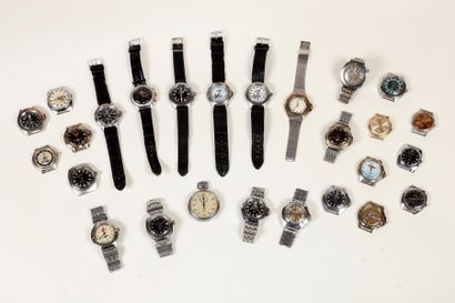 null Une collection de vingt-six montres-bracelets, six montres de bord et deux compteurs...