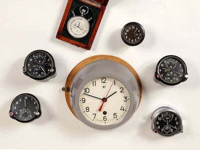 null Une collection de vingt-six montres-bracelets, six montres de bord et deux compteurs...