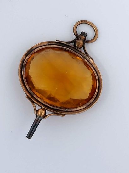 null Clé de montre en laiton doré sertie d'un quartz fumé. L. 45mm., et une clé cylindrique...