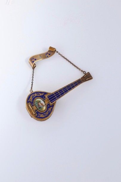 null `Clip’ en forme d’une mandoline en argent doré et émaillé dissimulant une petite...