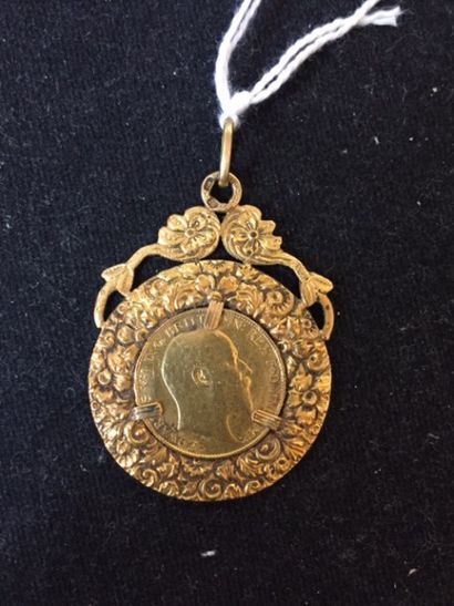 null Souverain à l'effigie d'Edouard VII (1908) monté dans un pendentif rond en or...