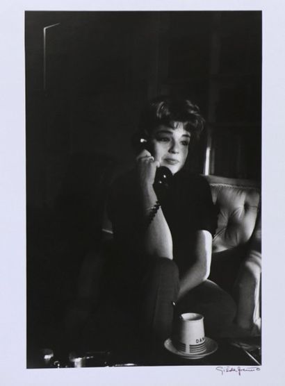 Gisèle FREUND (1908-2000) Simone Signoret à Paris, 1963.
Tirage argentique postérieur,...