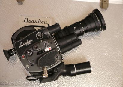 null Camera Beaulieu R16 avec zoom Angénieux et accessoires dans une valise.