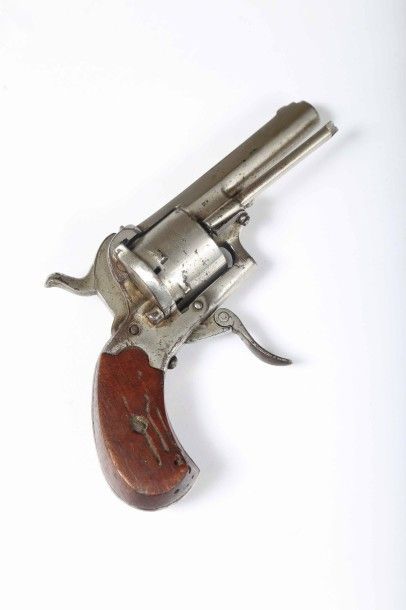 null Revolver à broche, cinq coups, calibre 7 mm.
Canon à pans, carcasse avec bouclier.
Plaquettes...