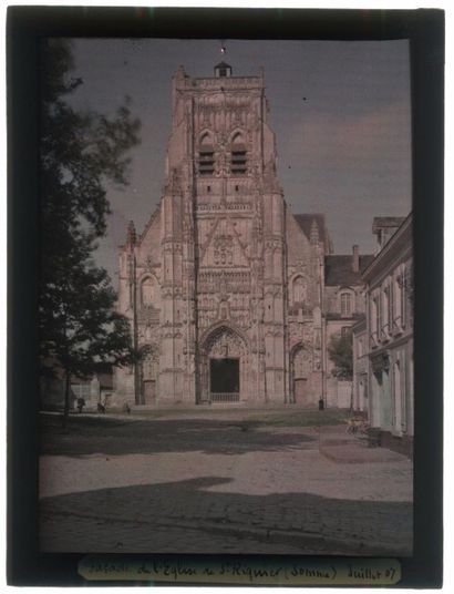 null Somme, 1907 et 1908.
Trois autochromes d'époque, environ 9 x 12 cm.
L'abbatial...