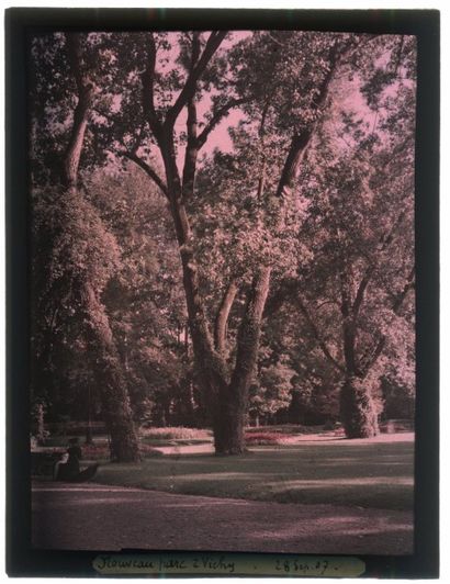 VICHY Un autochrome: parc arboré, 1907.
Tirage autochrome d'époque, dimensions extérieures:...