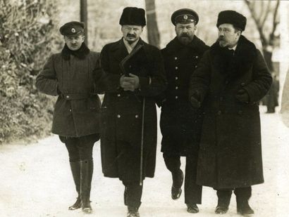 null Trotski, Kamenev et Altvater à Brest-Litovsk, 1918.
Tirage argentique vers 1925/1930,...