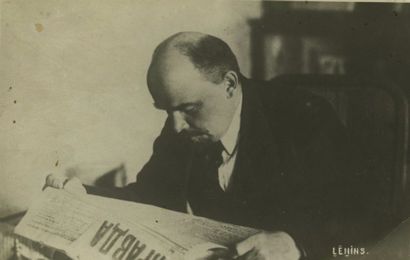 YOTR OTSUP (1883-1963) Lénine lisant la Pravda, 16 octobre 1918.
Tirage argentique...