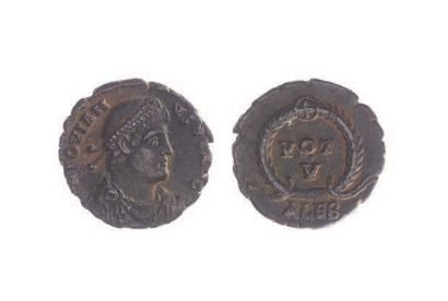 null ROME, JOVIEN (363-364).
Petit bronze d'Alexandrie, R/ VOT/V dans une couronne....