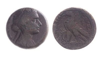 null EGYPTE, Cléopâtre VII (51-30).
Bronze de 80 drachmes au buste à d. de la fille...