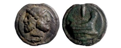 null ROME, République (240-225).
As de bronze coulé (260 g.) à la tête de Janus et...