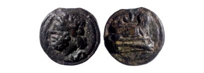 null ROME, République (240-225).
Semis de bronze coulé (130 g.) à la tête de Saturne...