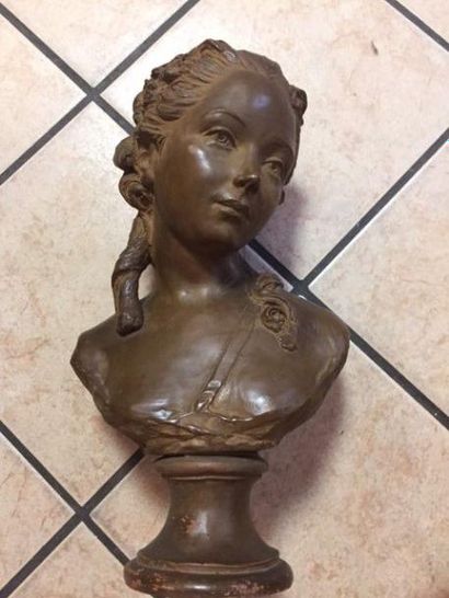 D'après le XVIIIème siècle Buste de jeune femme en terre cuite patinée.
Repose sur...
