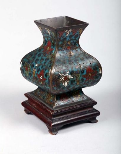 null Petit vase Hu en bronze et émaux polychromes sur fond bleu, à décor de guirlandes...