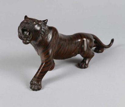 null Okimono en bronze à patine brune figurant un tigre marchant.
Japon, fin du l'époque...
