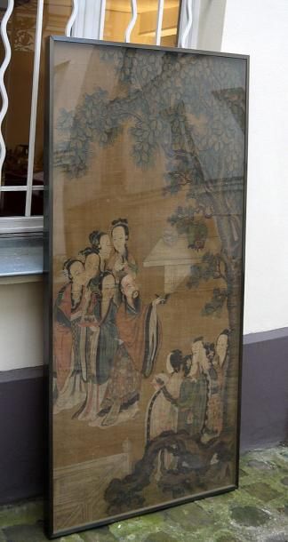null Un grand panneau de soie peinte figurant une scène aulique.
Chine, fin du XIXème...